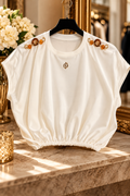 Elegante cremeweiße Bluse mit dekorativen Schmuckelementen