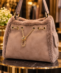 Elegante Schultertasche mit Kunst-Fellbesatz & goldfarbenen Details