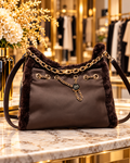 Elegante Schultertasche mit Kunst-Fellbesatz & goldfarbenen Details