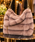 Flauschige Schultertasche mit goldfarbenen Details