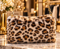 Flauschige Schultertasche im Leo-Look mit goldfarbener Kette
