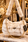 Flauschige Schultertasche mit goldfarbenen Details