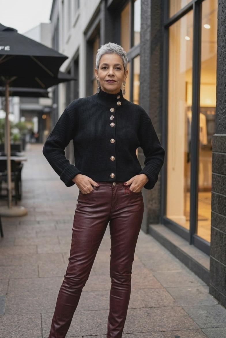 Eleganter schwarzer Rippstrick-Pullover mit Knopfleiste